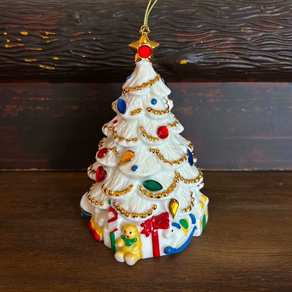 Avon Holiday Treasures 2003 Tree Ornament withh Rhinestones.